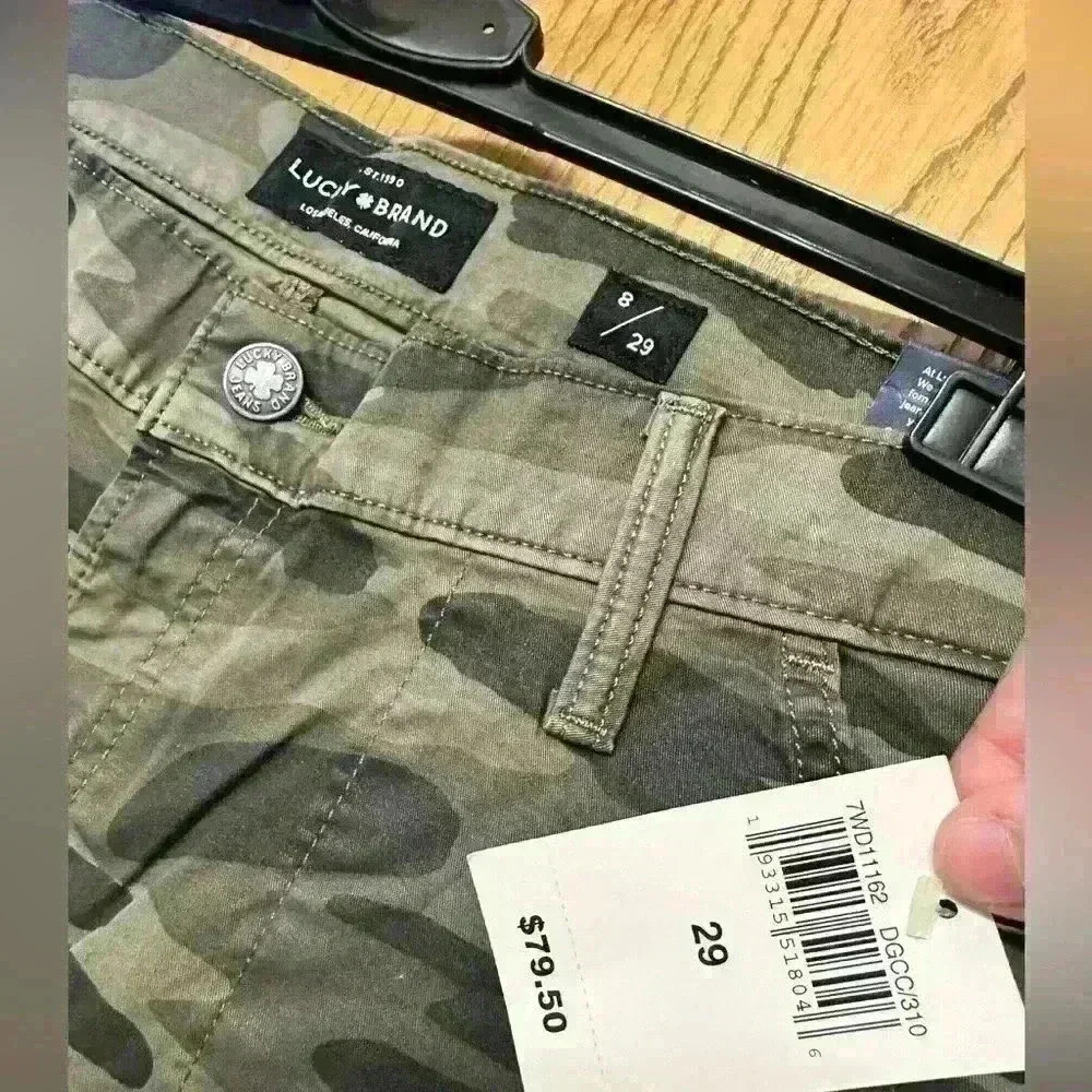 Lucky Brand Woman’s Camo Cargo Mid Rise Pants. Size 8/29 NWT - Picture 3 of 6